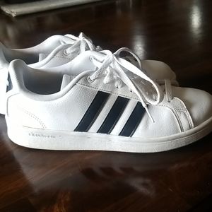 Womens Adidas tennis shoes